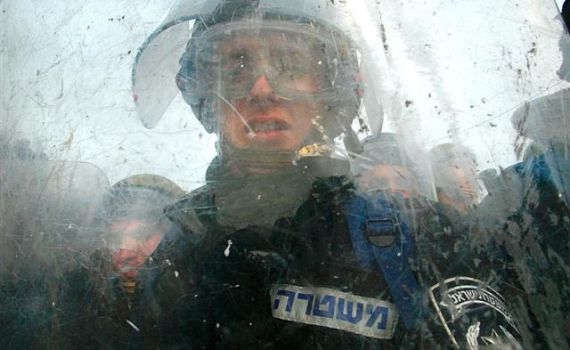 נערה פעילת ימין תובעת: סוהרת התעללה בי