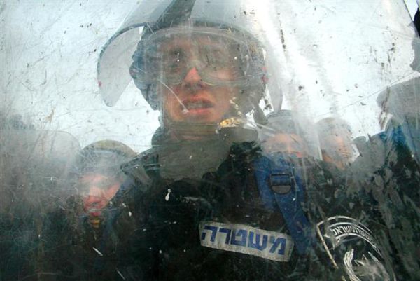 נערה פעילת ימין תובעת: סוהרת התעללה בי