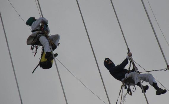 תמונות: פעילי גרינפיס מטפסים על 'גשר המיתרים'