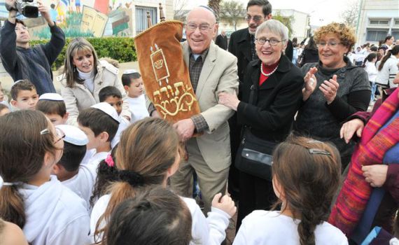 הכנסת ספר תורה בגבעת זאב על שם אוריאל ואלירז פרץ