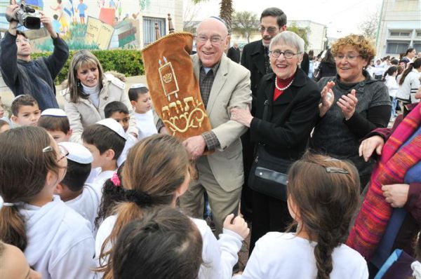 הכנסת ספר תורה בגבעת זאב על שם אוריאל ואלירז פרץ