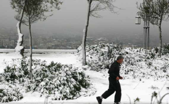 הרב אריאל: מותר לא ללכת לבית הכנסת