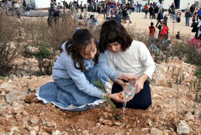 נטיעות ב"עזרא": החניכים יטעו עצים ויחלקו מזון לנזקקים