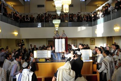 על הרבנים להדריך את החילונים כיצד להופיע בבתי כנסת