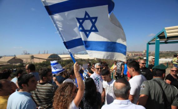 גם בלי החוק: ח"כים מבקשים העדיפו דגלים כחול לבן