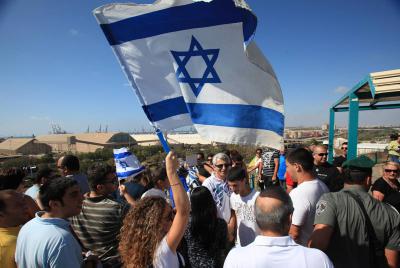 גם בלי החוק: ח"כים מבקשים העדיפו דגלים כחול לבן