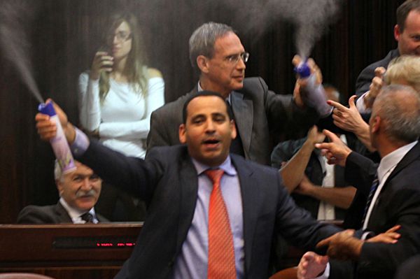 שרי "העצמאות" נשבעו, בקדימה ריססו במטהרי אוויר