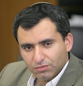 "אם פרץ רוצה להתפטר, שישלח פקס לרה"מ"