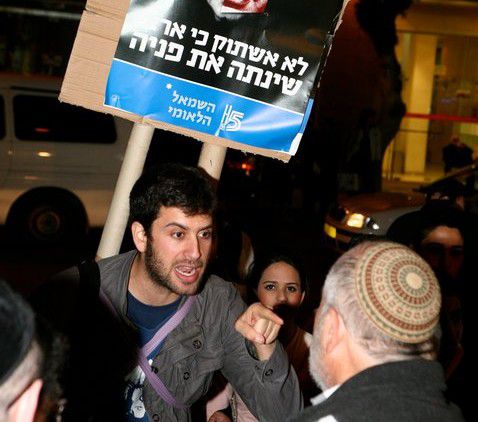 "אתה חובש כיפה? אז איך אתה שמאלני?"