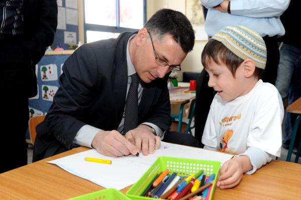 שר החינוך באלקנה: השקעה בחינוך מחזקת את החוסן הלאומי