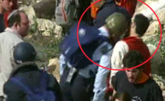 חמש שנים לעמונה: השוטר הנוגח ישלם 15,000 ש"ח