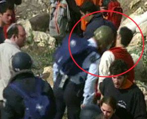 חמש שנים לעמונה: השוטר הנוגח ישלם 15,000 ש"ח