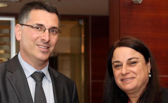 שר החינוך: ללמד על גיבורי תרבות ולא על כוכבי ריאליטי