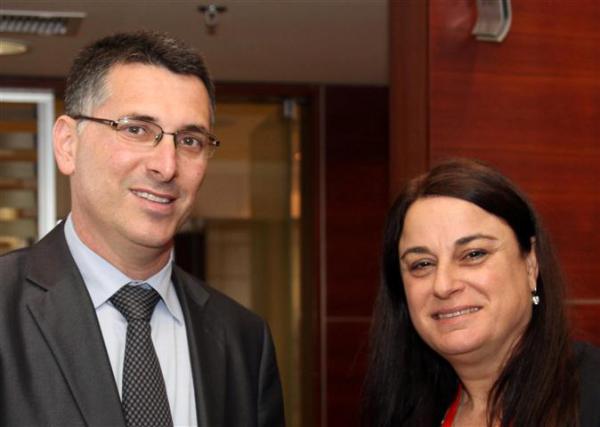 שר החינוך: ללמד על גיבורי תרבות ולא על כוכבי ריאליטי