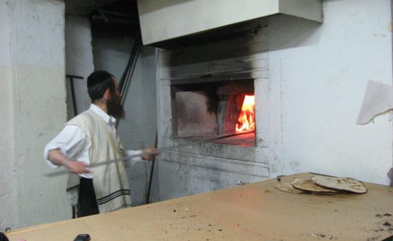 70 יום לפני פסח: אפיית מצות בשכונת בית ישראל