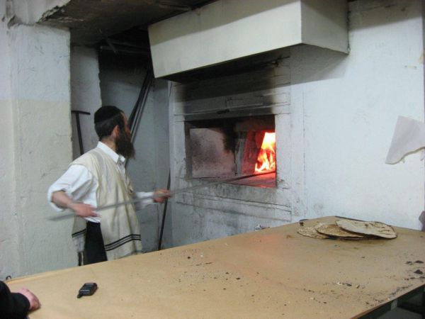 70 יום לפני פסח: אפיית מצות בשכונת בית ישראל