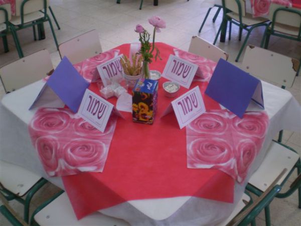 קפה-מעון: בית הקפה שמופעל על ידי מלצרים בני שלוש