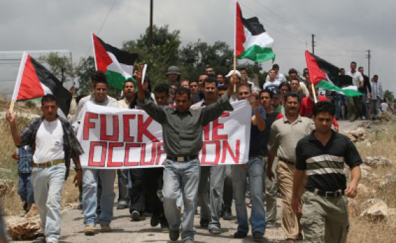 ארגון נפגעי הטרור: להוציא צווי הגבלה למפגיני בלעין