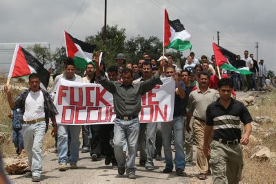 ארגון נפגעי הטרור: להוציא צווי הגבלה למפגיני בלעין