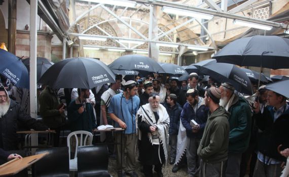 מחאה: הרב ליאור התפלל תחת גשם שוטף במערת המכפלה