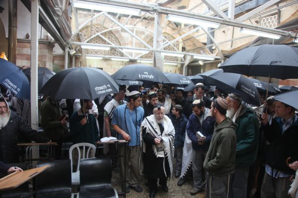 מחאה: הרב ליאור התפלל תחת גשם שוטף במערת המכפלה