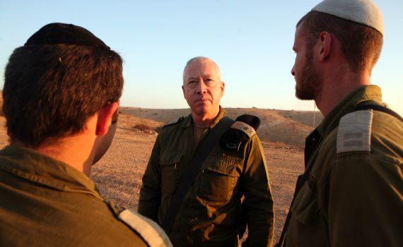 גלנט לא מרים ידיים – פנה לבג"ץ לעכב את מינוי בני גנץ