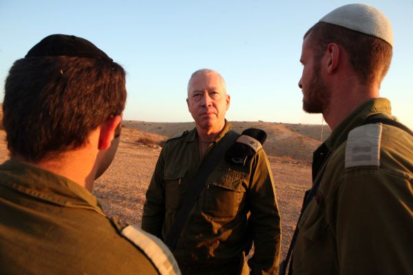 גלנט לא מרים ידיים – פנה לבג"ץ לעכב את מינוי בני גנץ