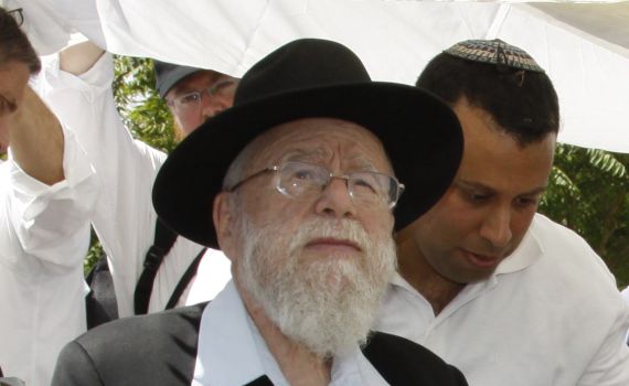 לאחר שלוש שעות וחקירה שוחרר הרב דב ליאור מהמעצר