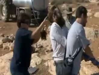 מאבק אלים: פעילת שמאל מושכת בשער המתנחל