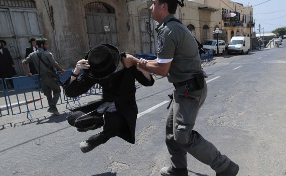 תביעה נגד שוטר שהכה חרדי עד זוב דם באירועי הגאווה
