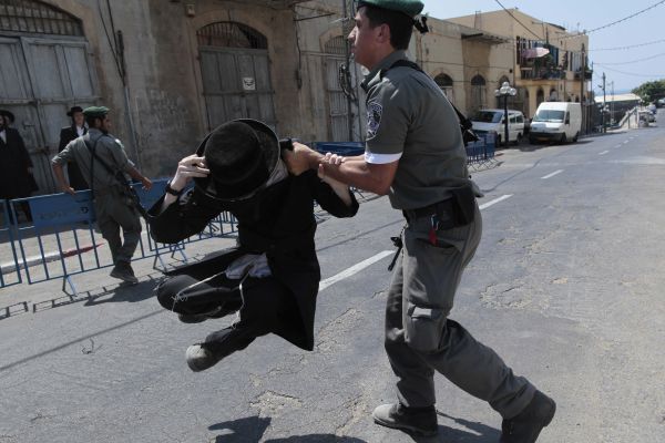 תביעה נגד שוטר שהכה חרדי עד זוב דם באירועי הגאווה