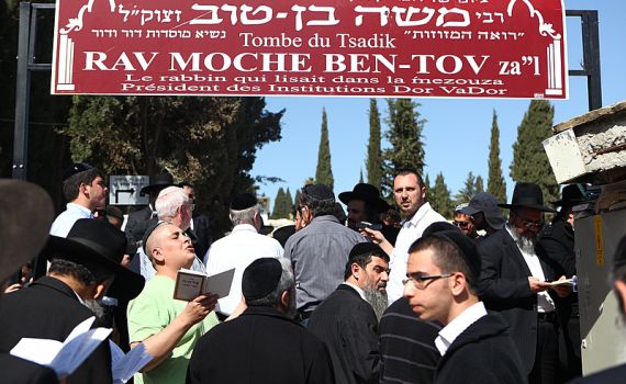 מאות באו למחות על הפגיעה בציונו של הרב משה בן טוב