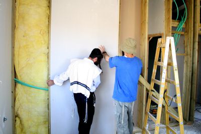 השר אטיאס יוזם: חרדים יעבדו בבניה במקום עובדים זרים