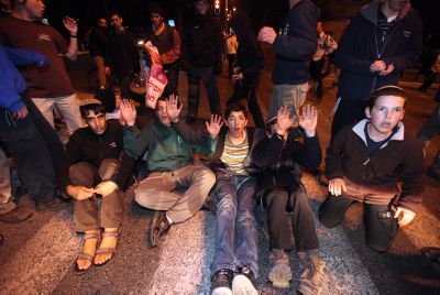 יום הזעם: מפגינים חוסמים את כביש שכם קלקיליה