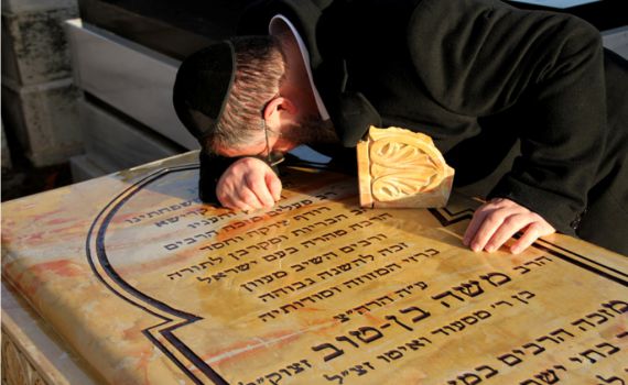 פקחי עיריית י-ם שברו את מצבתו של הרב משה בן טוב