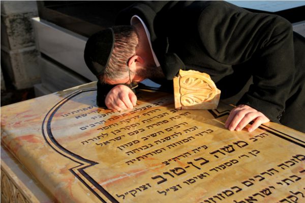 פקחי עיריית י-ם שברו את מצבתו של הרב משה בן טוב