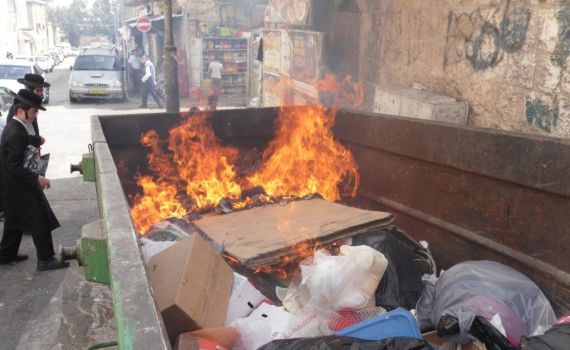 תמונות מביעור חמץ במאה שערים בירושלים