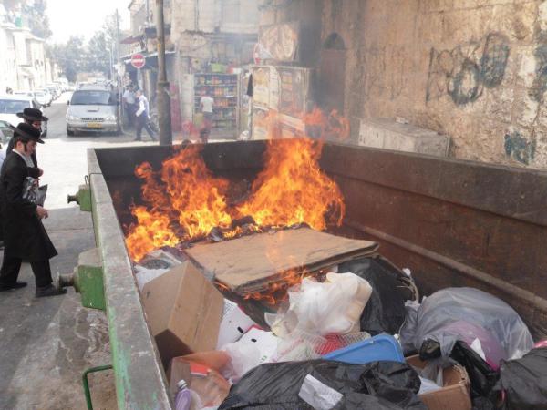 תמונות מביעור חמץ במאה שערים בירושלים