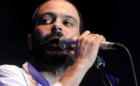 להאזנה: עמיר בניון בשיר מחאה נגד תרבות הפפארצי