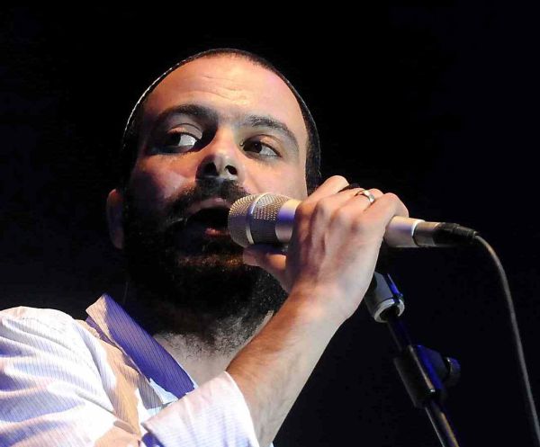 להאזנה: עמיר בניון בשיר מחאה נגד תרבות הפפארצי