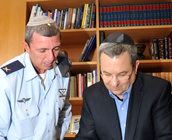 תמונה: שר הבטחון מוכר את החמץ של צה"ל