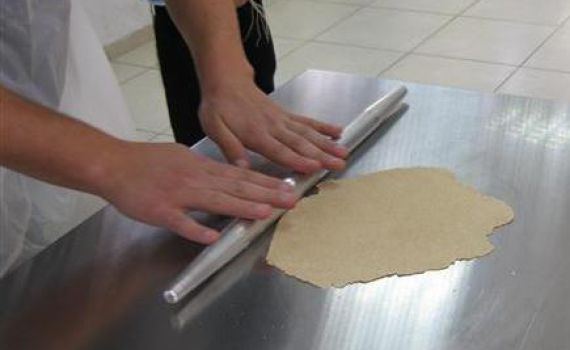 גלרית תמונות ענקית: איך אופים מצות עבודת יד