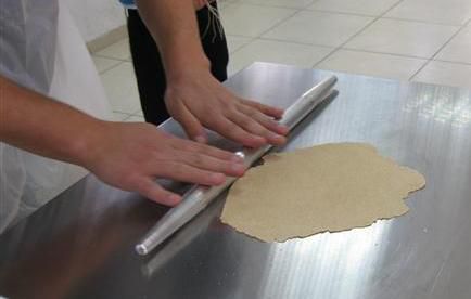 גלרית תמונות ענקית: איך אופים מצות עבודת יד