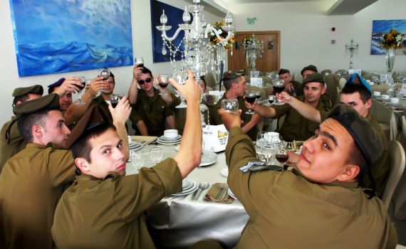 לא לבד: ליל הסדר הגדול ביותר לחיילי צה"ל בודדים