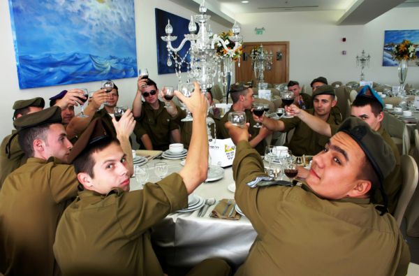 לא לבד: ליל הסדר הגדול ביותר לחיילי צה"ל בודדים