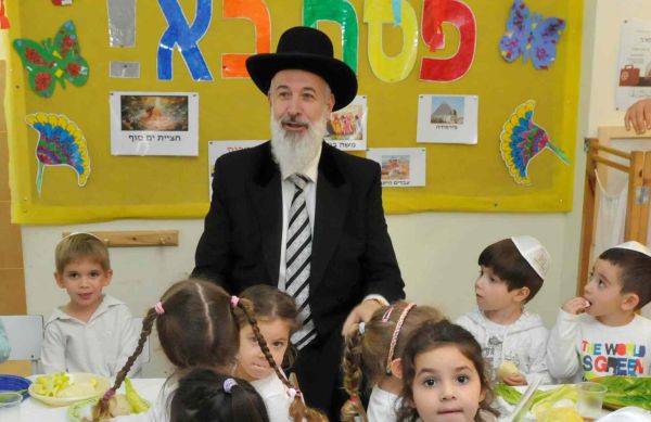 הרב יונה מצגר 'עשה סדר' עם ילדי קריית אונו