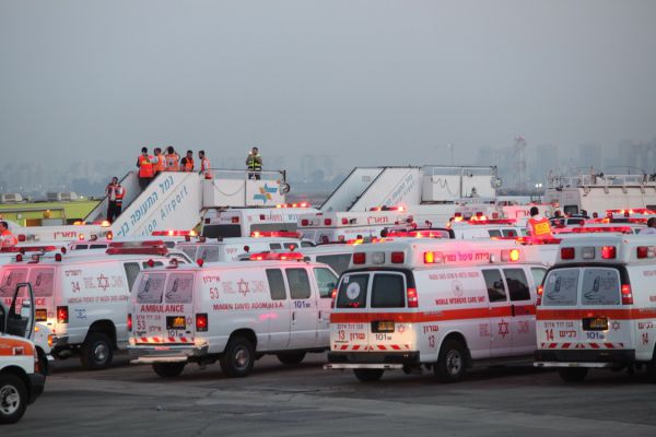 תיעוד הדרמה בנתב"ג: עשרות אמבולנסים ורכבי הצלה