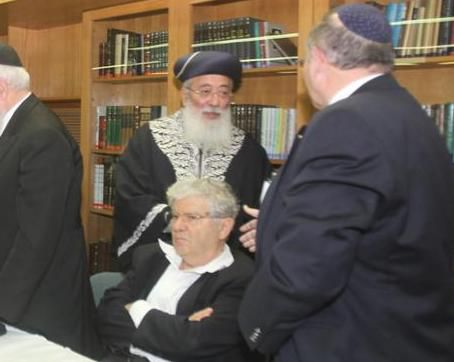 מי לא עמד לכבוד הראשון לציון הרב עמאר?