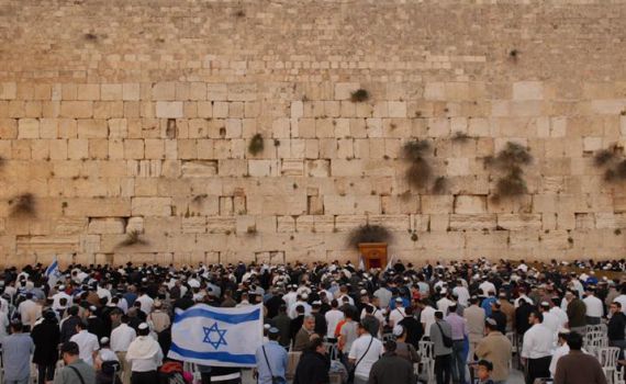 בתפילה חגיגית נצבע הכותל המערבי בכחול ולבן