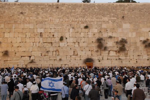 בתפילה חגיגית נצבע הכותל המערבי בכחול ולבן